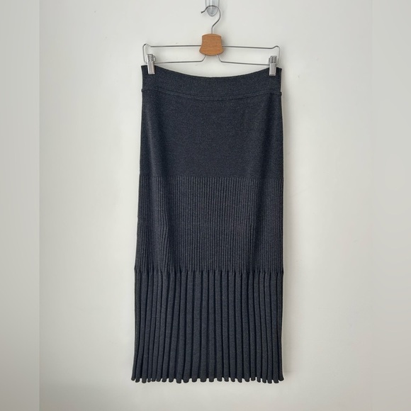 Elegant Black Pleated Skirt - Picture 2 of 11